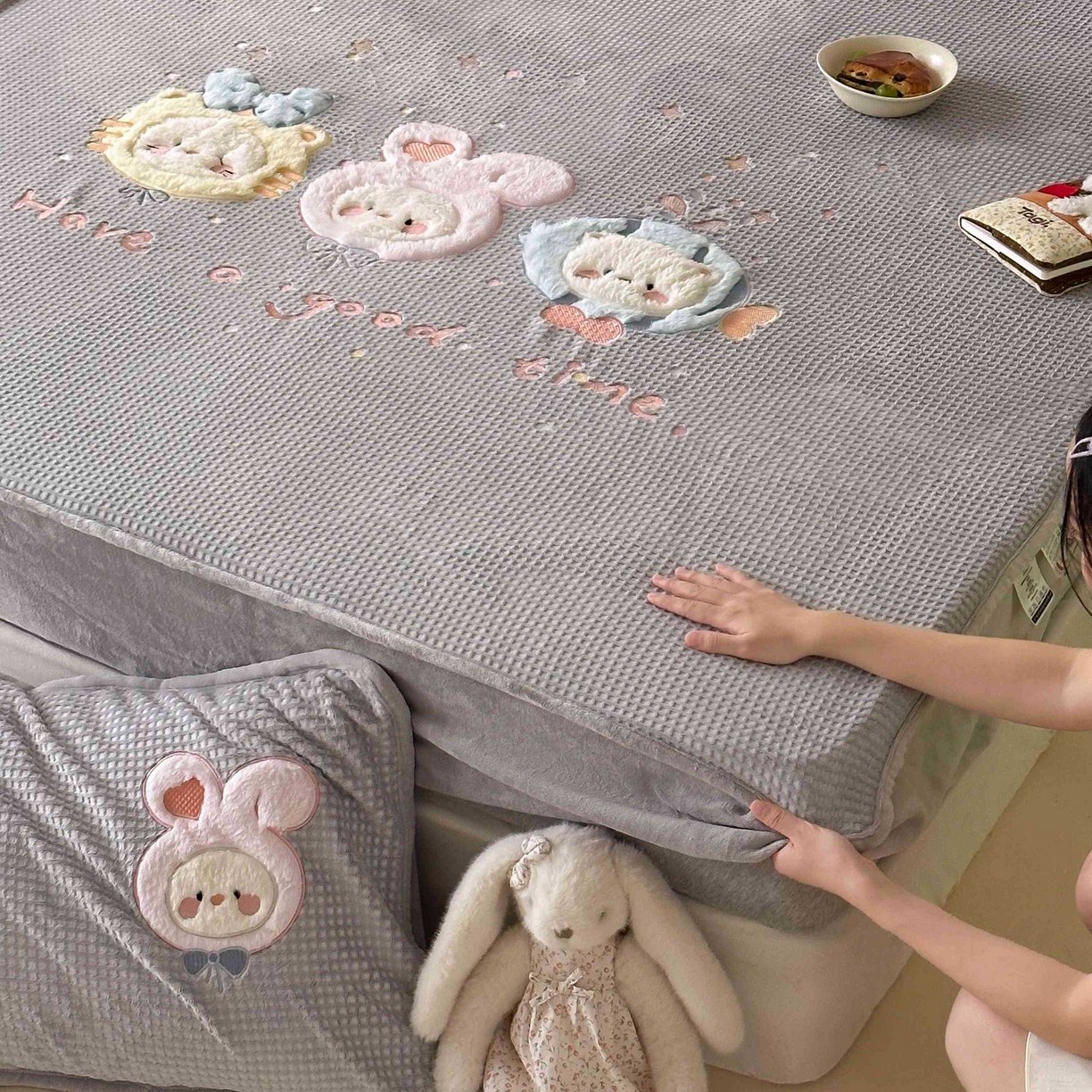 Sweet dreams甜梦 2025新款华夫格绒兔毛贴布床笠三件套 小动物灰