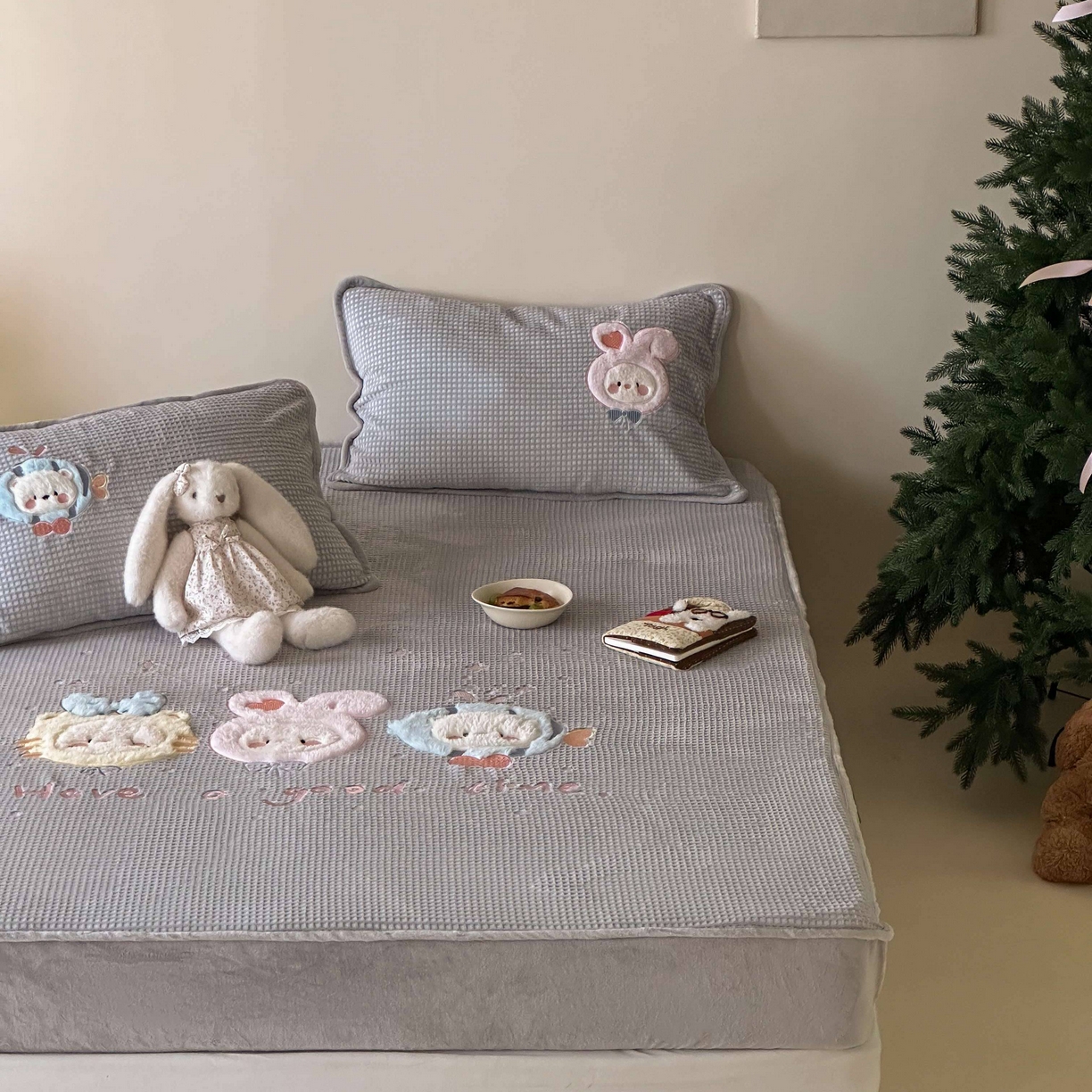 91家纺网 家纺一手货源 找家纺 Sweet dreams甜梦 2025新款华夫格绒兔毛贴布床笠三件套 小动物灰