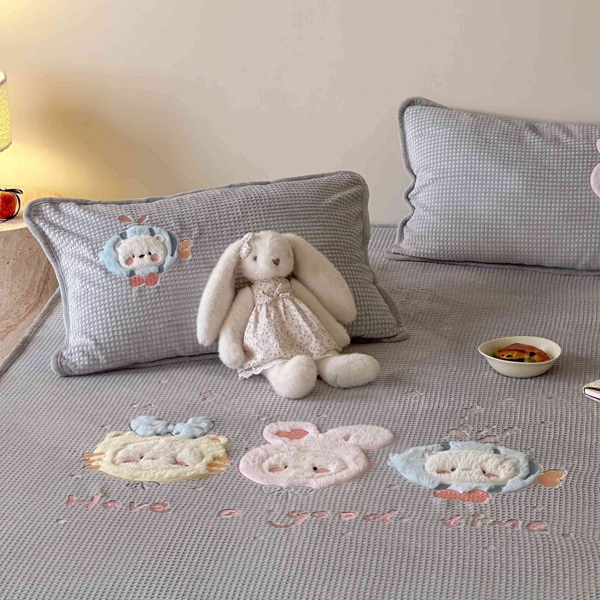 91家纺网 家纺一手货源 找家纺 Sweet dreams甜梦 2025新款华夫格绒兔毛贴布床笠三件套 小动物灰