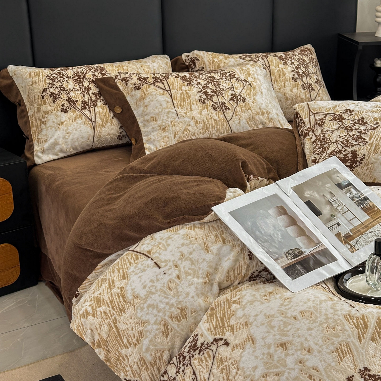 91家纺网 家纺一手货源 找家纺 晚爱家纺（原晚安家居） 2025新款宽边纽扣款雕花绒四件套烂花立体雕花牛奶绒 西西里