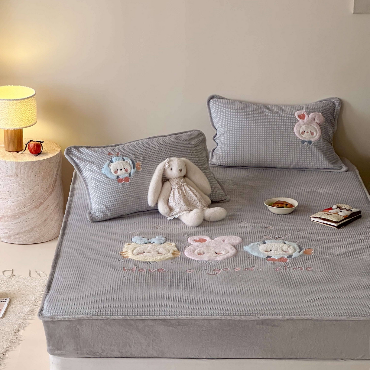 91家纺网 家纺一手货源 找家纺 Sweet dreams甜梦 2025新款华夫格绒兔毛贴布床笠三件套 小动物灰