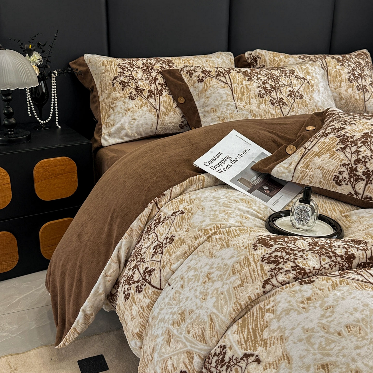 91家纺网 家纺一手货源 找家纺 晚爱家纺（原晚安家居） 2025新款宽边纽扣款雕花绒四件套烂花立体雕花牛奶绒 西西里