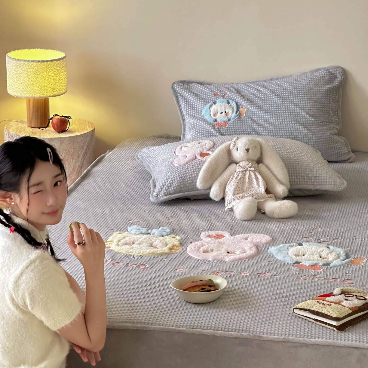 91家纺网 家纺一手货源 找家纺 Sweet dreams甜梦 2025新款华夫格绒兔毛贴布床笠三件套 小动物灰