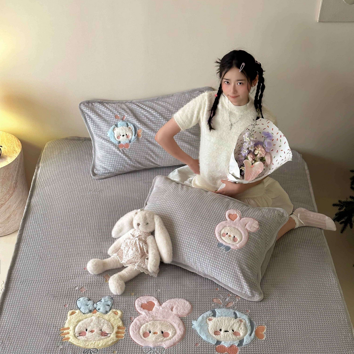 91家纺网 家纺一手货源 找家纺 Sweet dreams甜梦 2025新款华夫格绒兔毛贴布床笠三件套 小动物灰