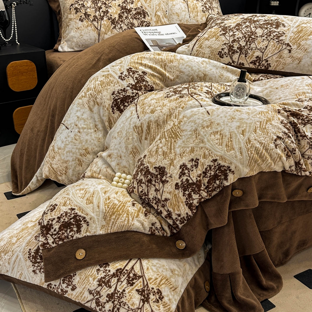 91家纺网 家纺一手货源 找家纺 晚爱家纺（原晚安家居） 2025新款宽边纽扣款雕花绒四件套烂花立体雕花牛奶绒 西西里