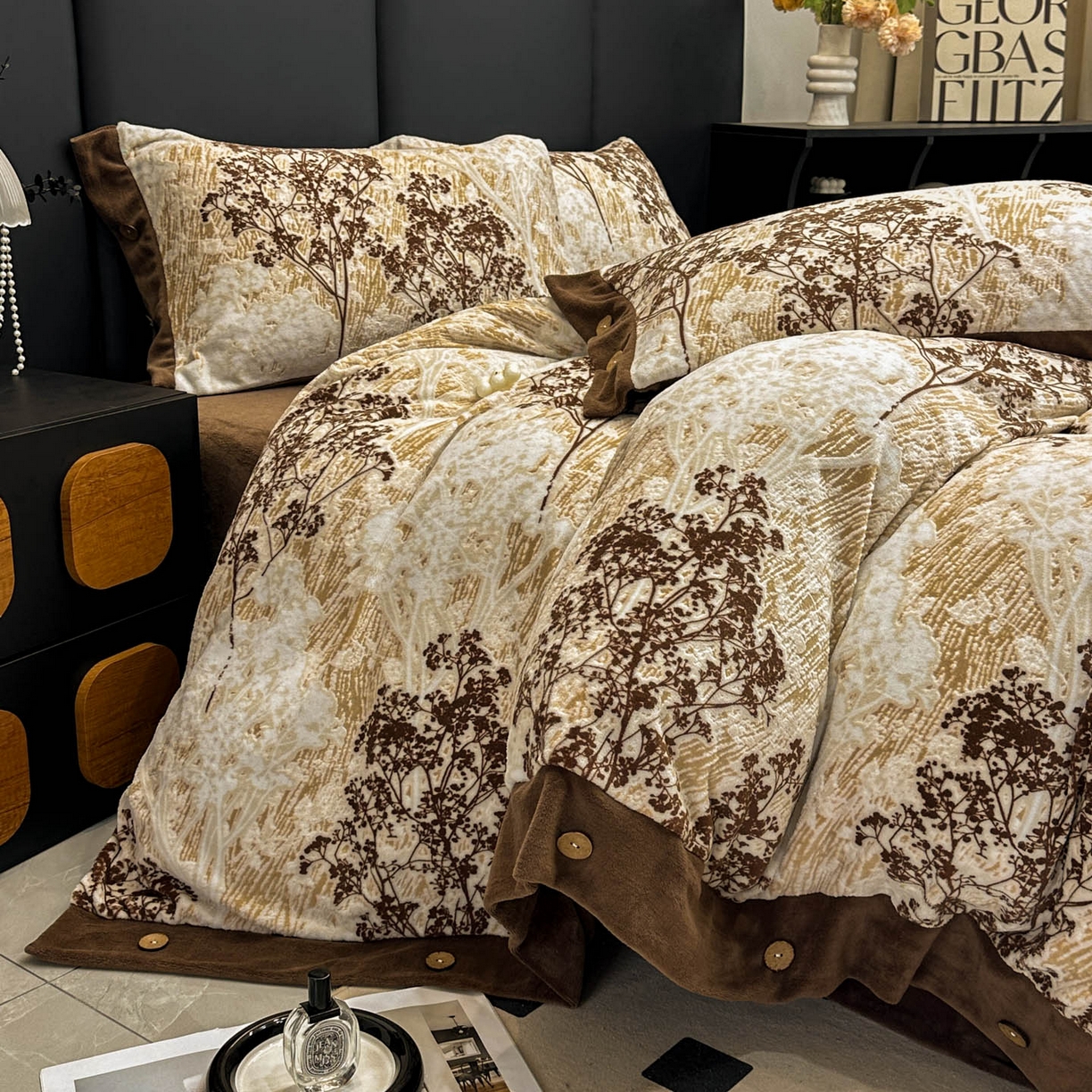 91家纺网 家纺一手货源 找家纺 晚爱家纺（原晚安家居） 2025新款宽边纽扣款雕花绒四件套烂花立体雕花牛奶绒 西西里