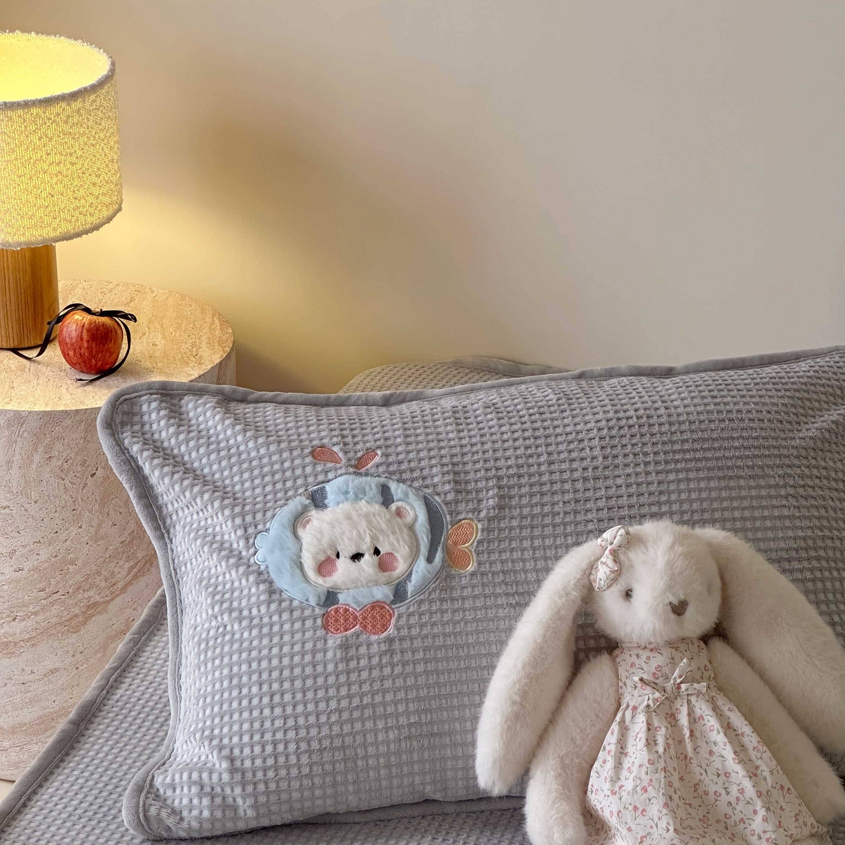 91家纺网 家纺一手货源 找家纺 Sweet dreams甜梦 2025新款华夫格绒兔毛贴布床笠三件套 小动物灰