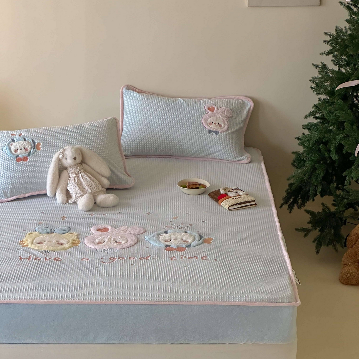 91家纺网 家纺一手货源 找家纺 Sweet dreams甜梦 2025新款华夫格绒兔毛贴布床笠三件套 小动物蓝