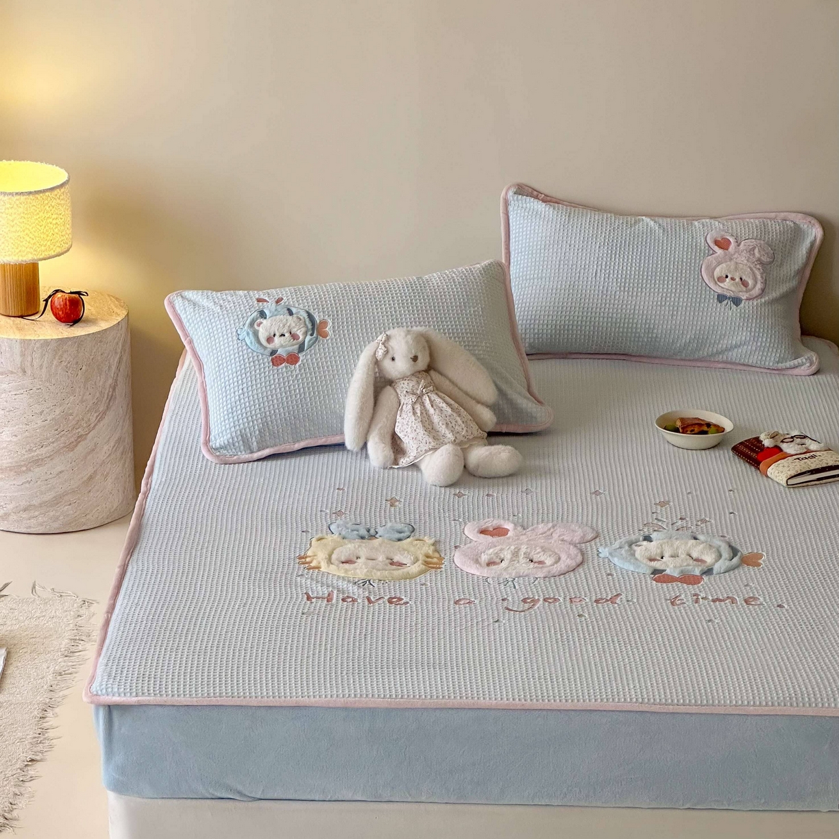 91家纺网 家纺一手货源 找家纺 Sweet dreams甜梦 2025新款华夫格绒兔毛贴布床笠三件套 小动物蓝