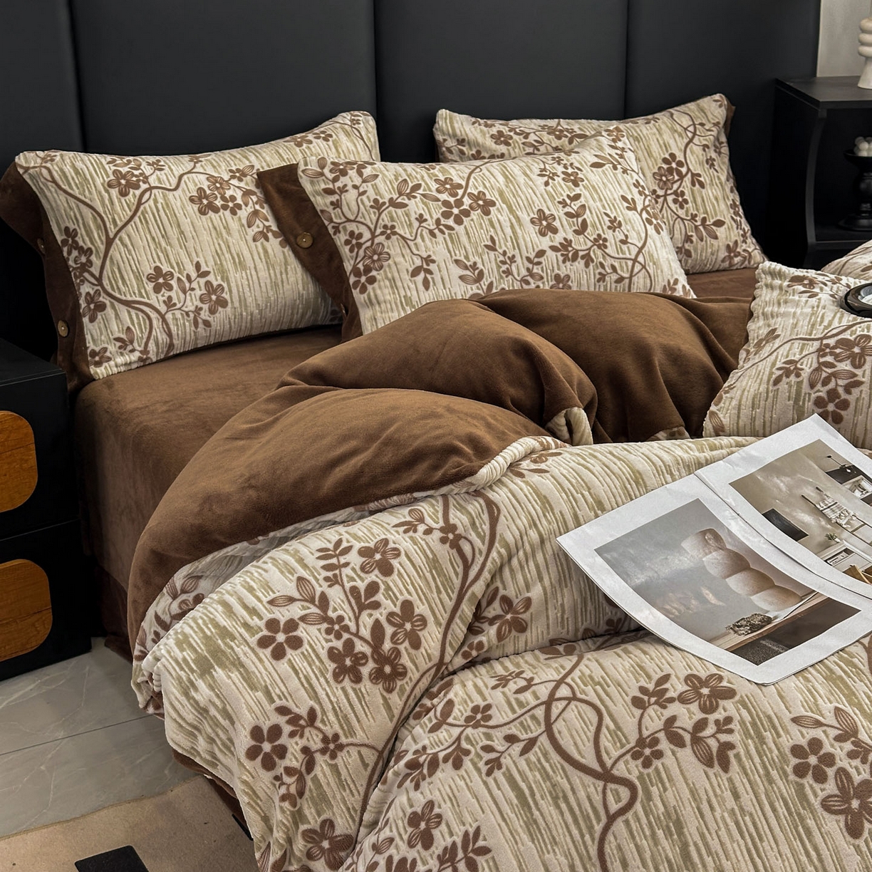 91家纺网 家纺一手货源 找家纺 晚爱家纺（原晚安家居） 2025新款宽边纽扣款雕花绒四件套烂花立体雕花牛奶绒 叶语悠然