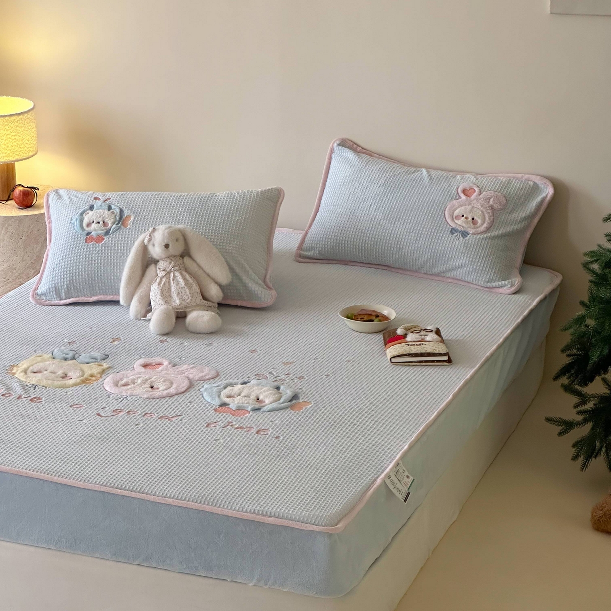 91家纺网 家纺一手货源 找家纺 Sweet dreams甜梦 2025新款华夫格绒兔毛贴布床笠三件套 小动物蓝