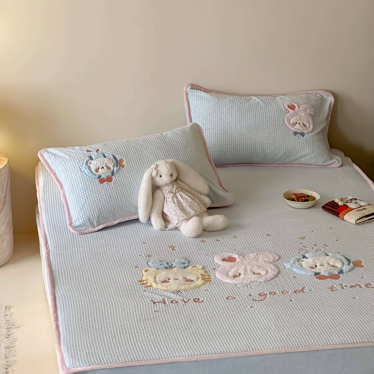 91家纺网 家纺一手货源 找家纺 Sweet dreams甜梦 2025新款华夫格绒兔毛贴布床笠三件套 小动物蓝