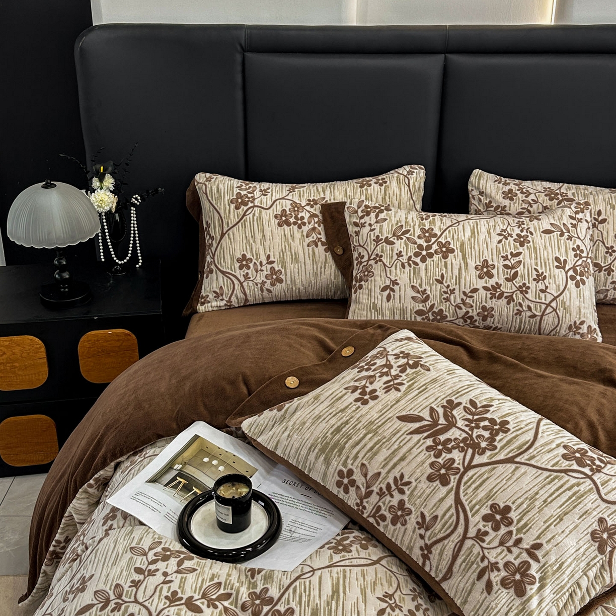 91家纺网 家纺一手货源 找家纺 晚爱家纺（原晚安家居） 2025新款宽边纽扣款雕花绒四件套烂花立体雕花牛奶绒 叶语悠然