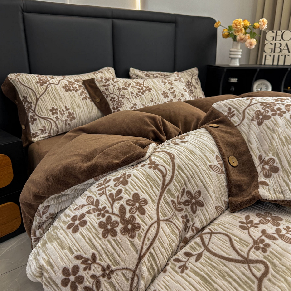 91家纺网 家纺一手货源 找家纺 晚爱家纺（原晚安家居） 2025新款宽边纽扣款雕花绒四件套烂花立体雕花牛奶绒 叶语悠然