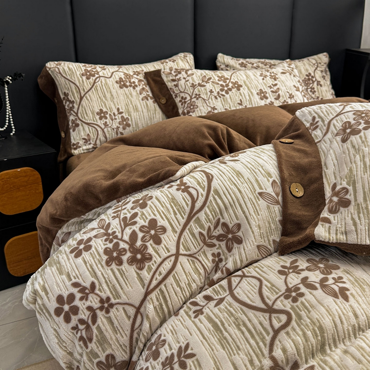 91家纺网 家纺一手货源 找家纺 晚爱家纺（原晚安家居） 2025新款宽边纽扣款雕花绒四件套烂花立体雕花牛奶绒 叶语悠然