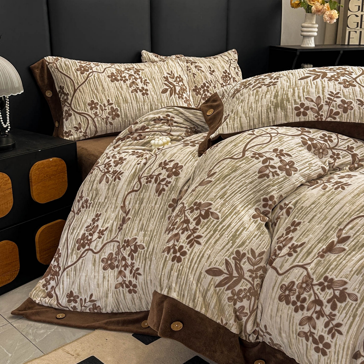 91家纺网 家纺一手货源 找家纺 晚爱家纺（原晚安家居） 2025新款宽边纽扣款雕花绒四件套烂花立体雕花牛奶绒 叶语悠然