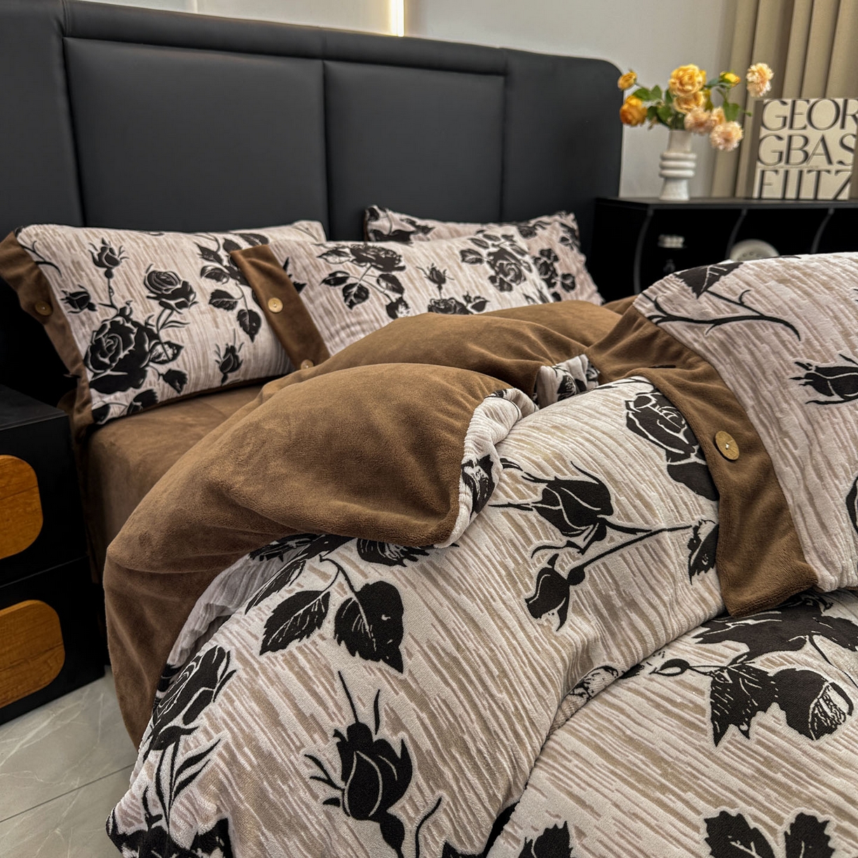 91家纺网 家纺一手货源 找家纺 晚爱家纺（原晚安家居） 2025新款宽边纽扣款雕花绒四件套烂花立体雕花牛奶绒 夜半花香