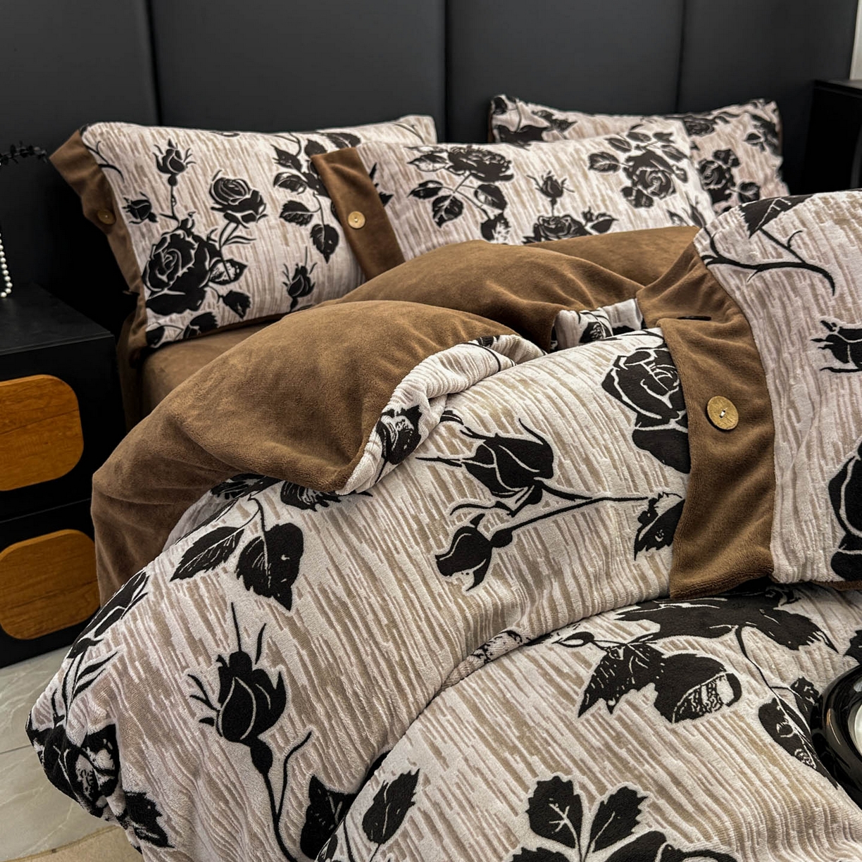 91家纺网 家纺一手货源 找家纺 晚爱家纺（原晚安家居） 2025新款宽边纽扣款雕花绒四件套烂花立体雕花牛奶绒 夜半花香