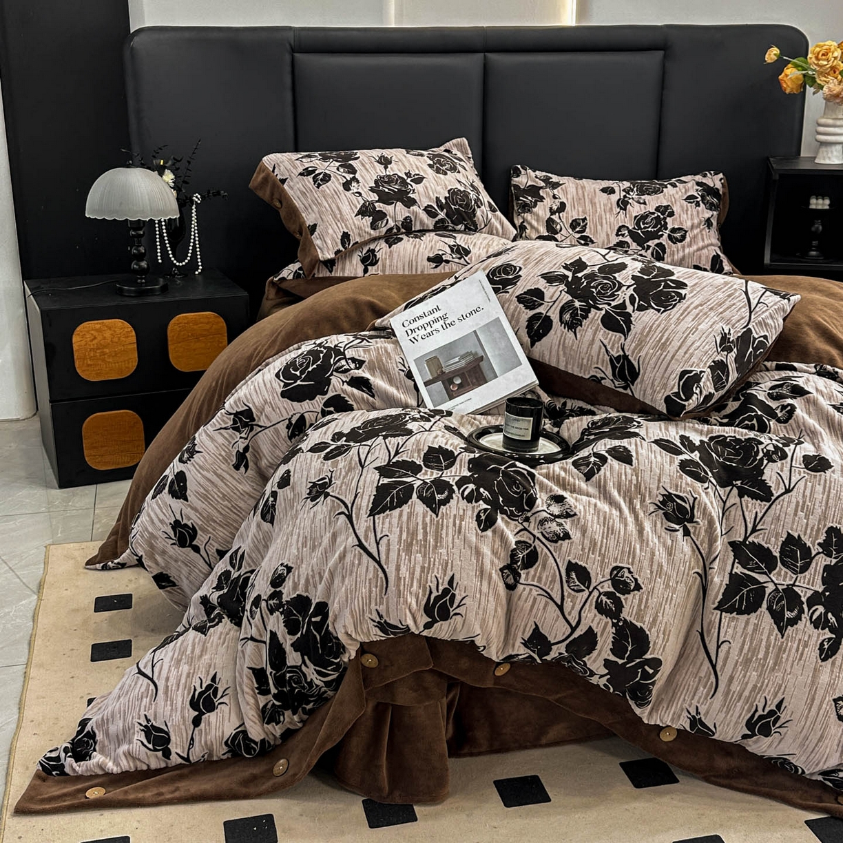 91家纺网 家纺一手货源 找家纺 晚爱家纺（原晚安家居） 2025新款宽边纽扣款雕花绒四件套烂花立体雕花牛奶绒 夜半花香