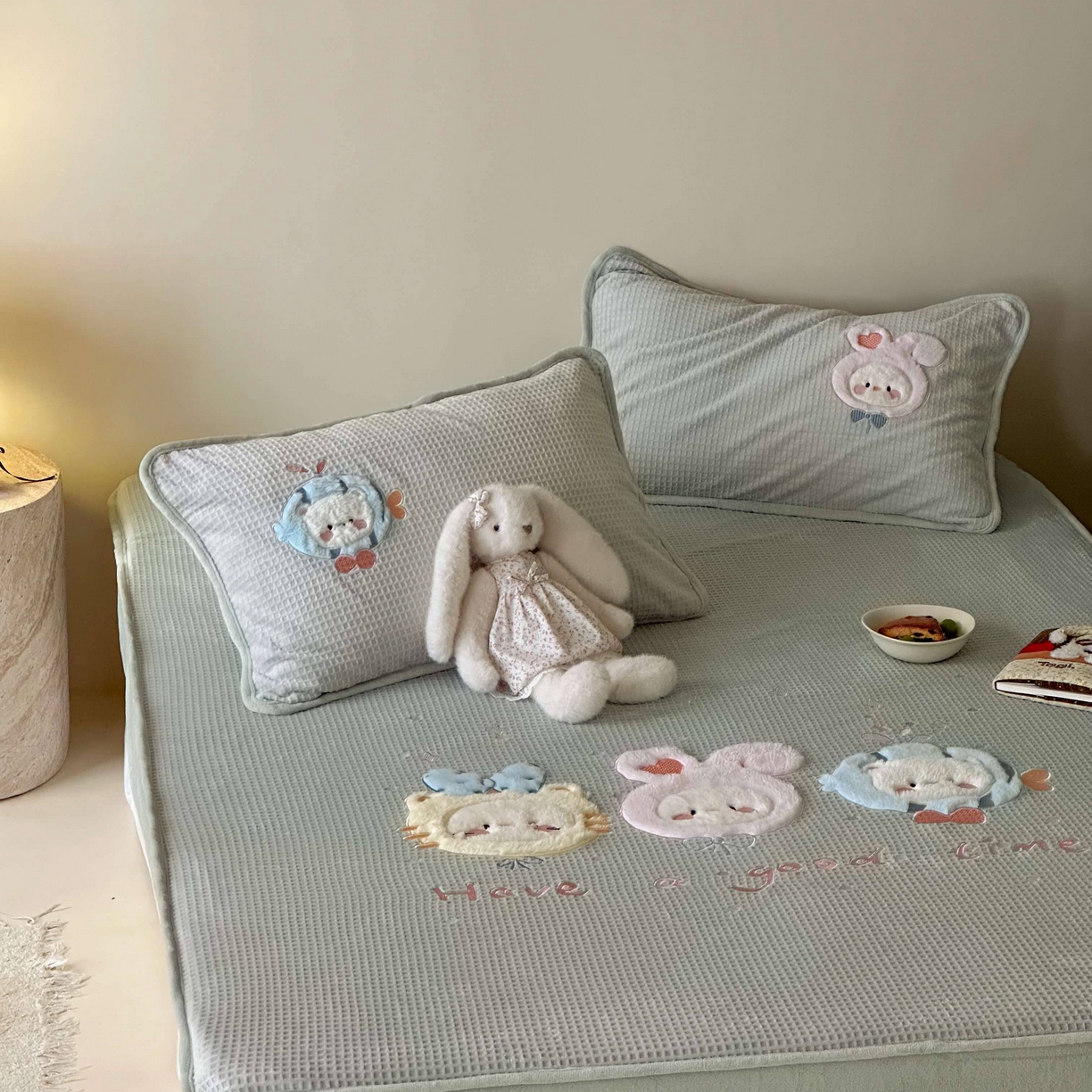 91家纺网 家纺一手货源 找家纺 Sweet dreams甜梦 2025新款华夫格绒兔毛贴布床笠三件套 小动物绿