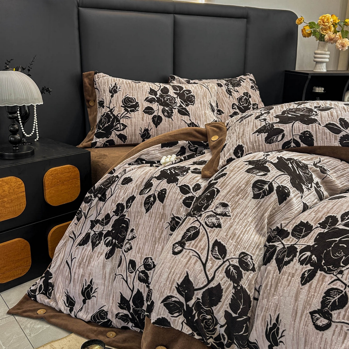 91家纺网 家纺一手货源 找家纺 晚爱家纺（原晚安家居） 2025新款宽边纽扣款雕花绒四件套烂花立体雕花牛奶绒 夜半花香