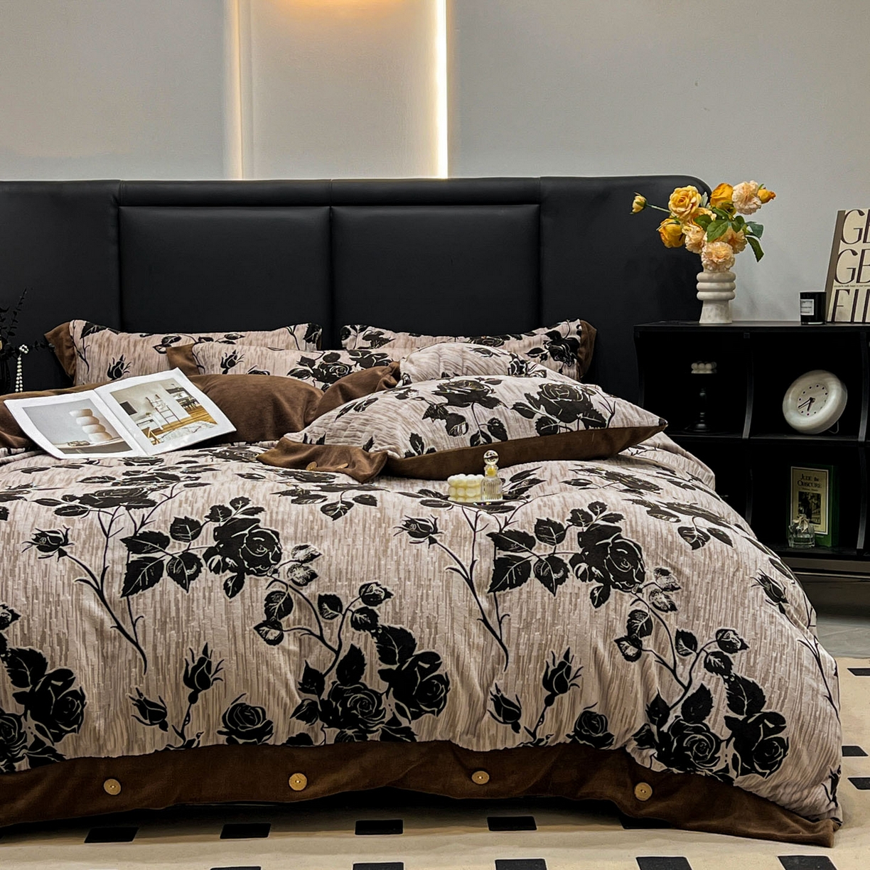 91家纺网 家纺一手货源 找家纺 晚爱家纺（原晚安家居） 2025新款宽边纽扣款雕花绒四件套烂花立体雕花牛奶绒 夜半花香