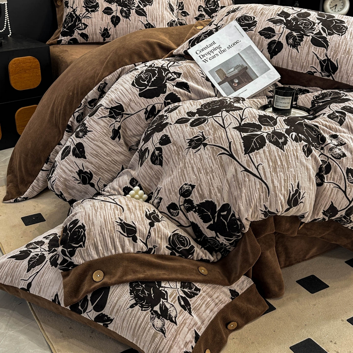 91家纺网 家纺一手货源 找家纺 晚爱家纺（原晚安家居） 2025新款宽边纽扣款雕花绒四件套烂花立体雕花牛奶绒 夜半花香