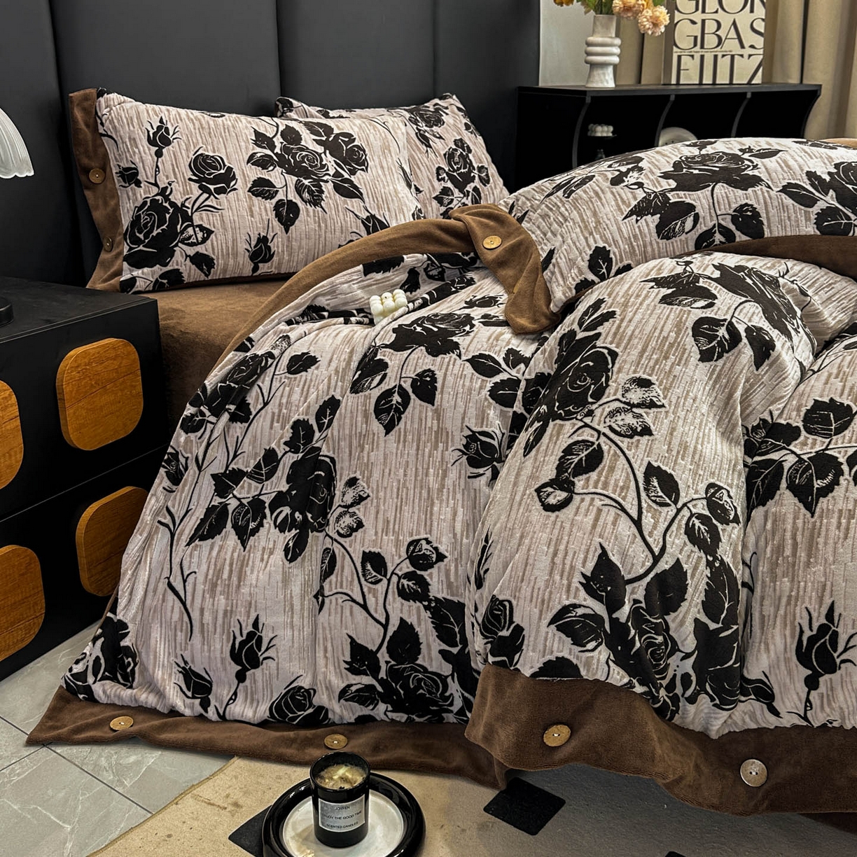 91家纺网 家纺一手货源 找家纺 晚爱家纺（原晚安家居） 2025新款宽边纽扣款雕花绒四件套烂花立体雕花牛奶绒 夜半花香