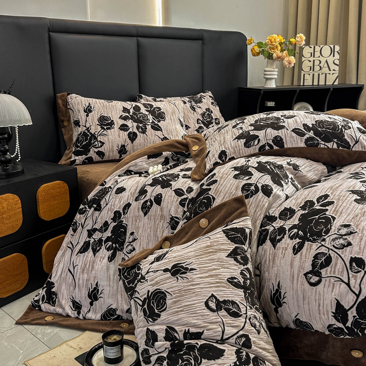 91家纺网 家纺一手货源 找家纺 晚爱家纺（原晚安家居） 2025新款宽边纽扣款雕花绒四件套烂花立体雕花牛奶绒 夜半花香