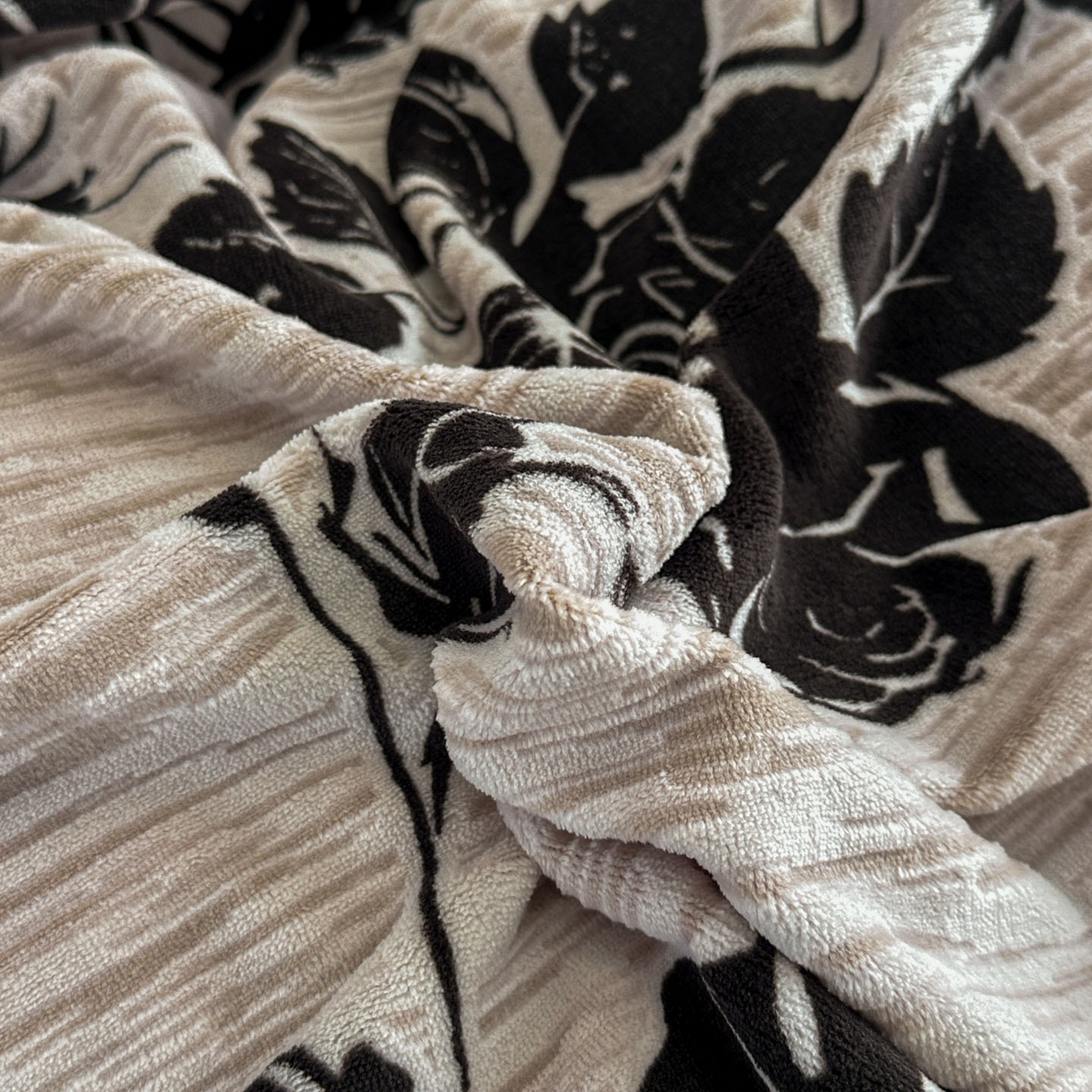 91家纺网 家纺一手货源 找家纺 晚爱家纺（原晚安家居） 2025新款宽边纽扣款雕花绒四件套烂花立体雕花牛奶绒 夜半花香