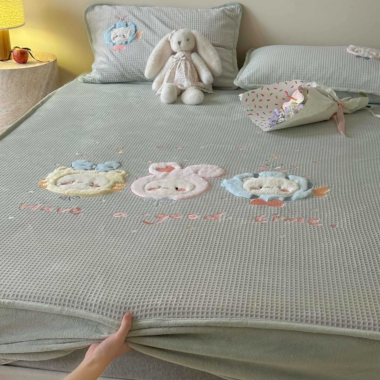 91家纺网 家纺一手货源 找家纺 Sweet dreams甜梦 2025新款华夫格绒兔毛贴布床笠三件套 小动物绿