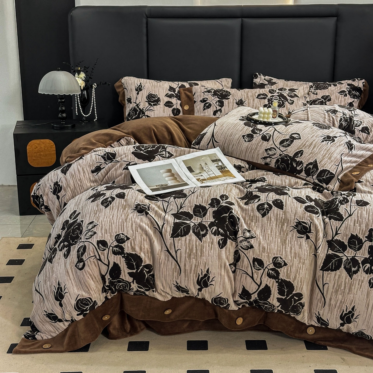 91家纺网 家纺一手货源 找家纺 晚爱家纺（原晚安家居） 2025新款宽边纽扣款雕花绒四件套烂花立体雕花牛奶绒 夜半花香