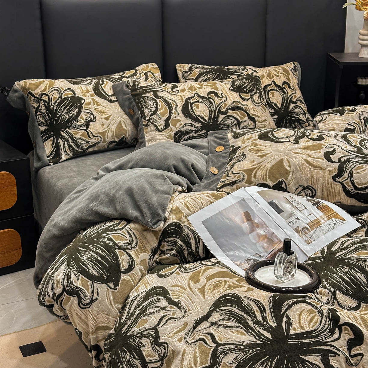 91家纺网 家纺一手货源 找家纺 晚爱家纺（原晚安家居） 2025新款宽边纽扣款雕花绒四件套烂花立体雕花牛奶绒 优雅花卉-灰