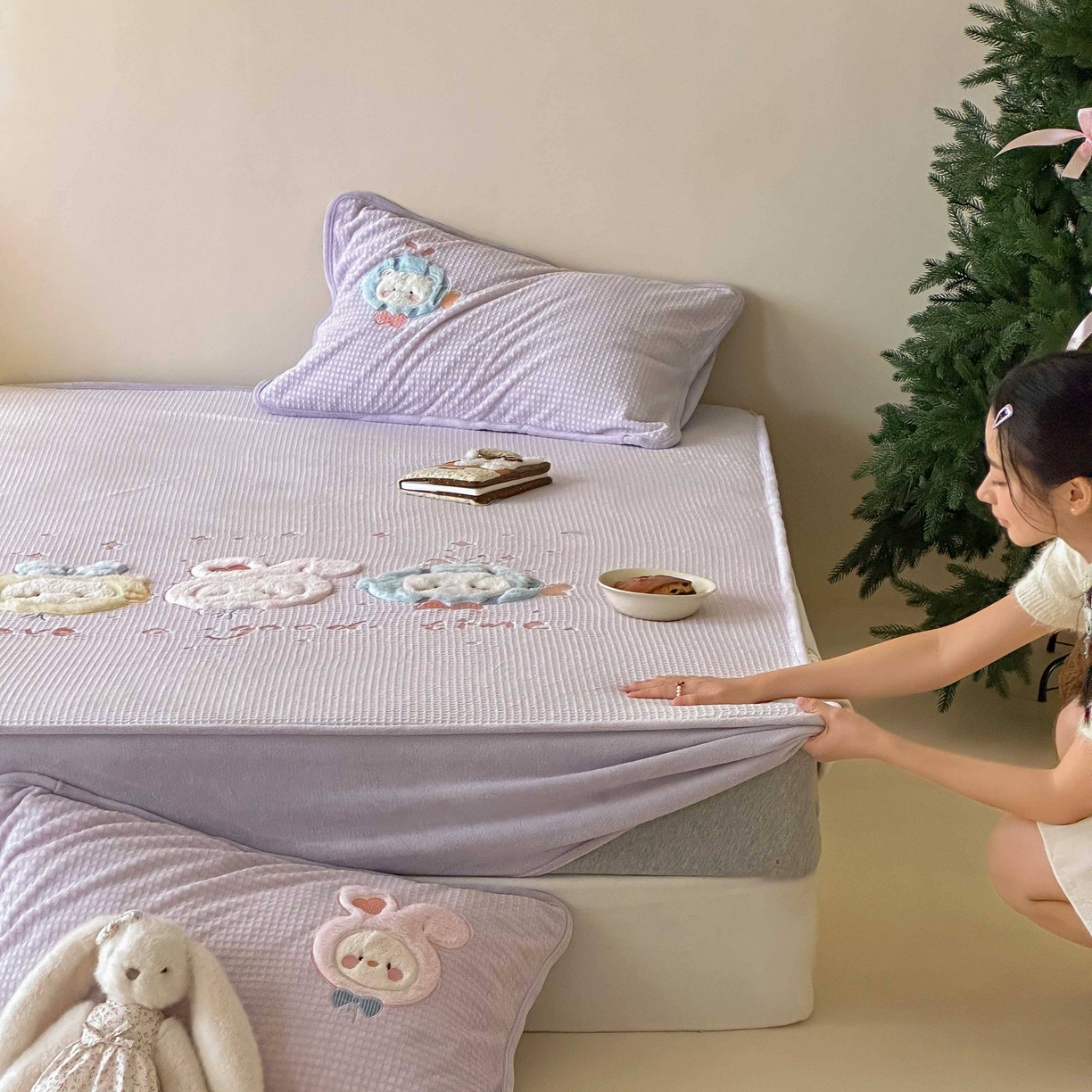 91家纺网 家纺一手货源 找家纺 Sweet dreams甜梦 2025新款华夫格绒兔毛贴布床笠三件套 小动物紫