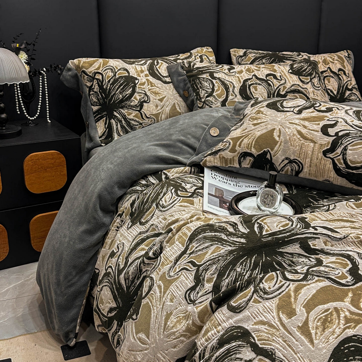 91家纺网 家纺一手货源 找家纺 晚爱家纺（原晚安家居） 2025新款宽边纽扣款雕花绒四件套烂花立体雕花牛奶绒 优雅花卉-灰