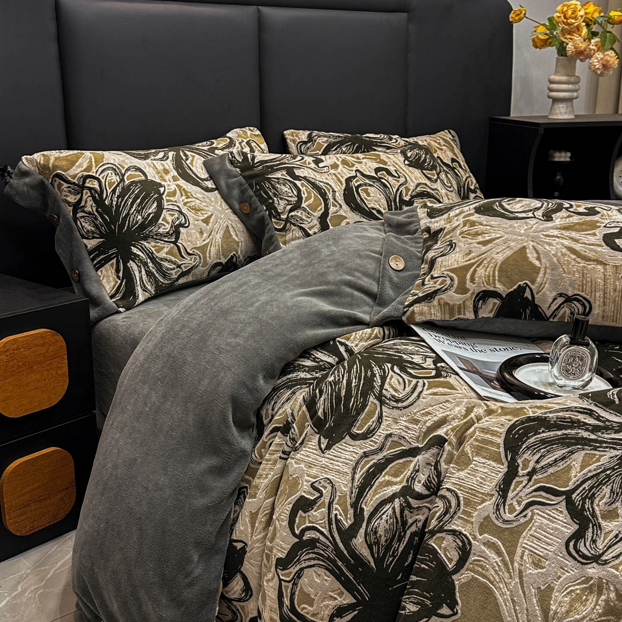 91家纺网 家纺一手货源 找家纺 晚爱家纺（原晚安家居） 2025新款宽边纽扣款雕花绒四件套烂花立体雕花牛奶绒 优雅花卉-灰