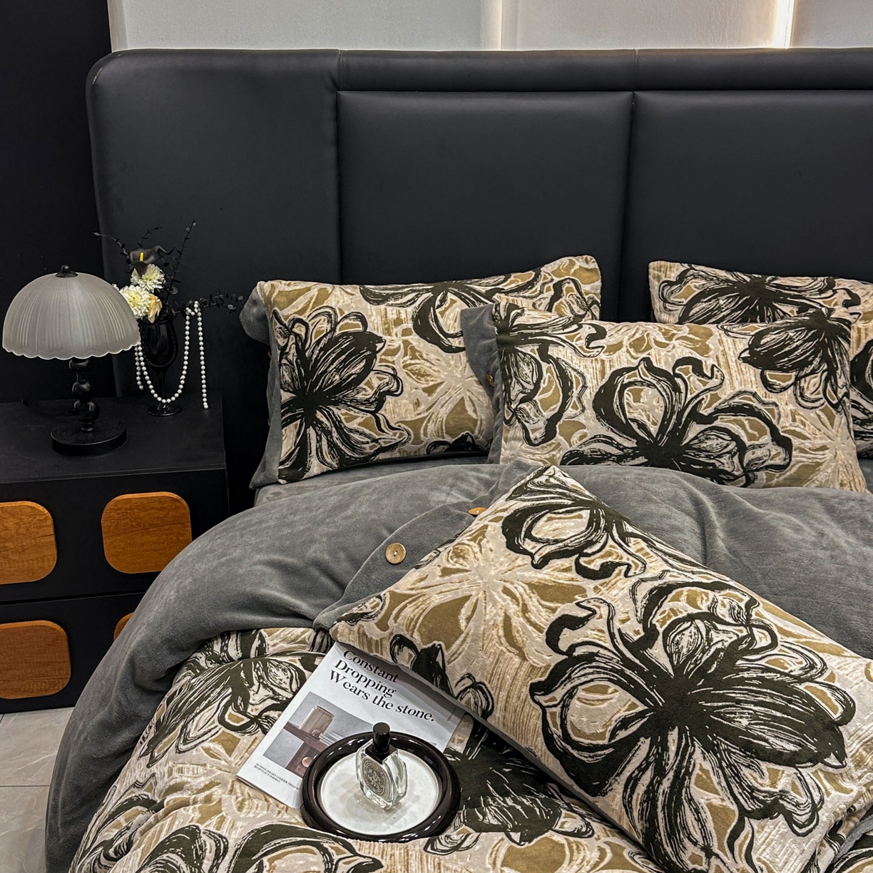 91家纺网 家纺一手货源 找家纺 晚爱家纺（原晚安家居） 2025新款宽边纽扣款雕花绒四件套烂花立体雕花牛奶绒 优雅花卉-灰