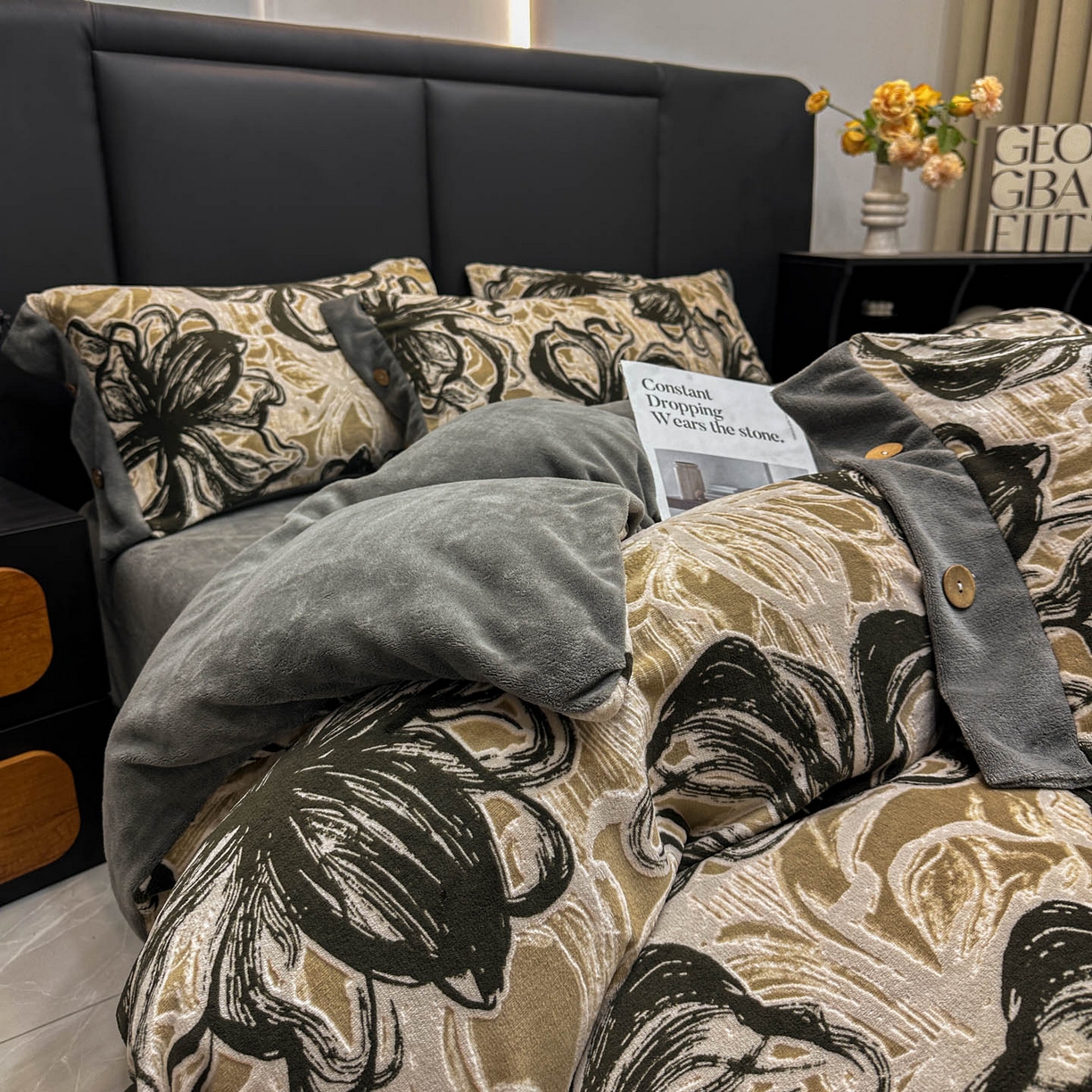 91家纺网 家纺一手货源 找家纺 晚爱家纺（原晚安家居） 2025新款宽边纽扣款雕花绒四件套烂花立体雕花牛奶绒 优雅花卉-灰