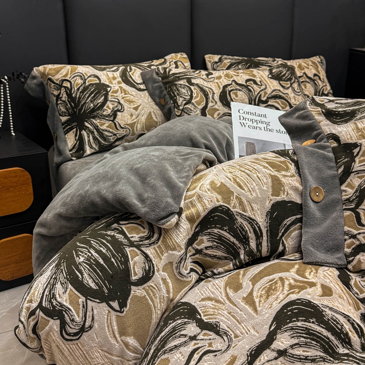 91家纺网 家纺一手货源 找家纺 晚爱家纺（原晚安家居） 2025新款宽边纽扣款雕花绒四件套烂花立体雕花牛奶绒 优雅花卉-灰