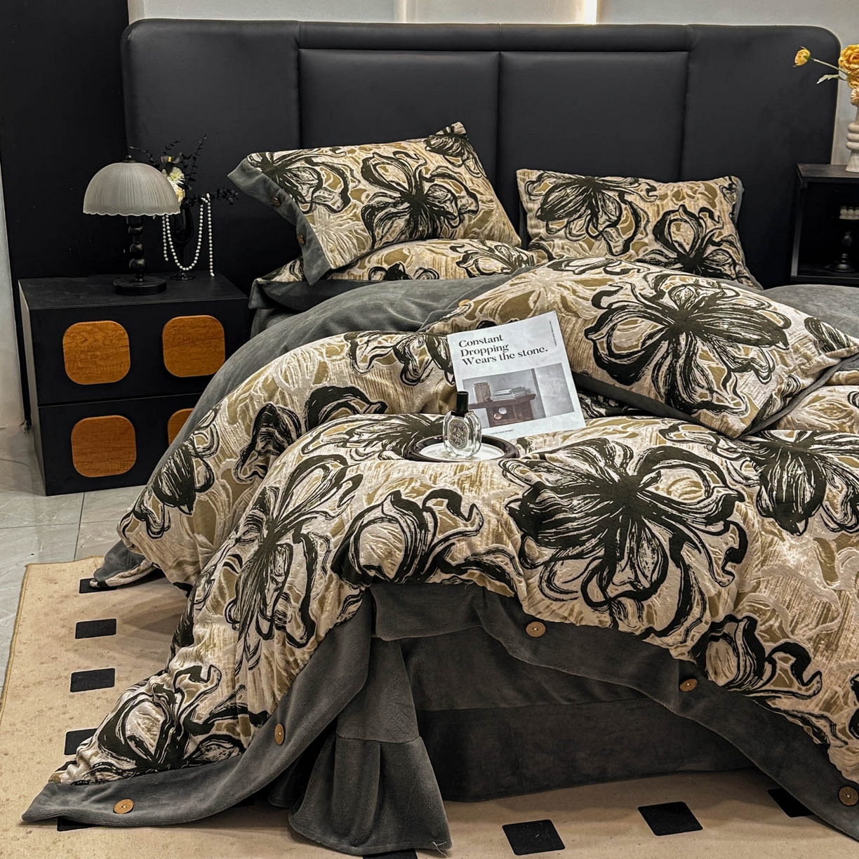 91家纺网 家纺一手货源 找家纺 晚爱家纺（原晚安家居） 2025新款宽边纽扣款雕花绒四件套烂花立体雕花牛奶绒 优雅花卉-灰