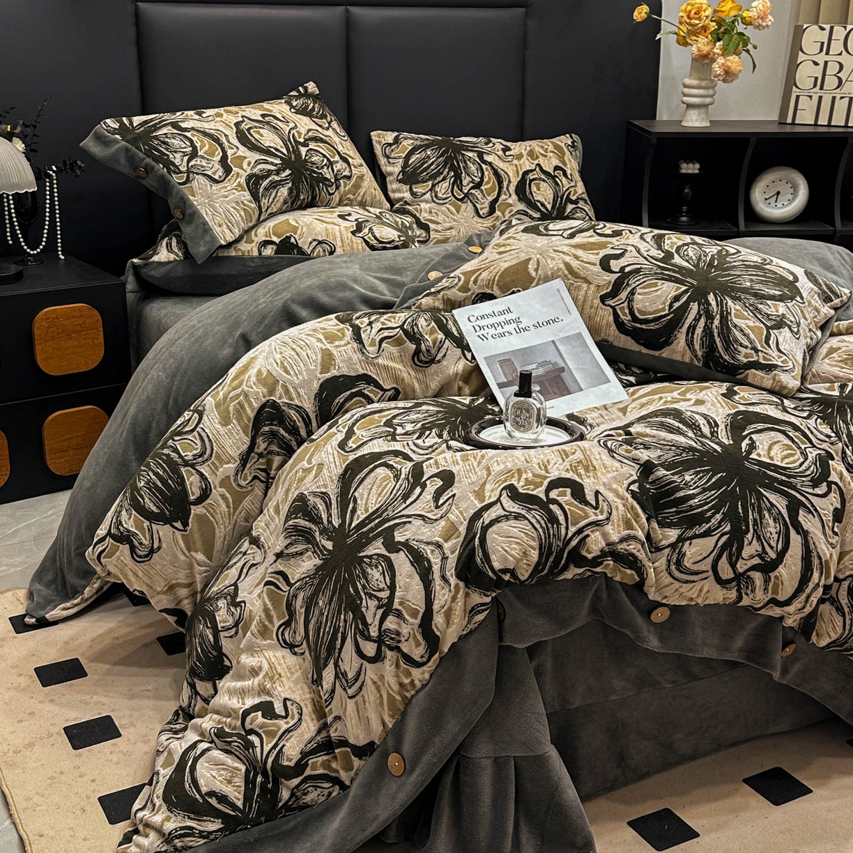 91家纺网 家纺一手货源 找家纺 晚爱家纺（原晚安家居） 2025新款宽边纽扣款雕花绒四件套烂花立体雕花牛奶绒 优雅花卉-灰