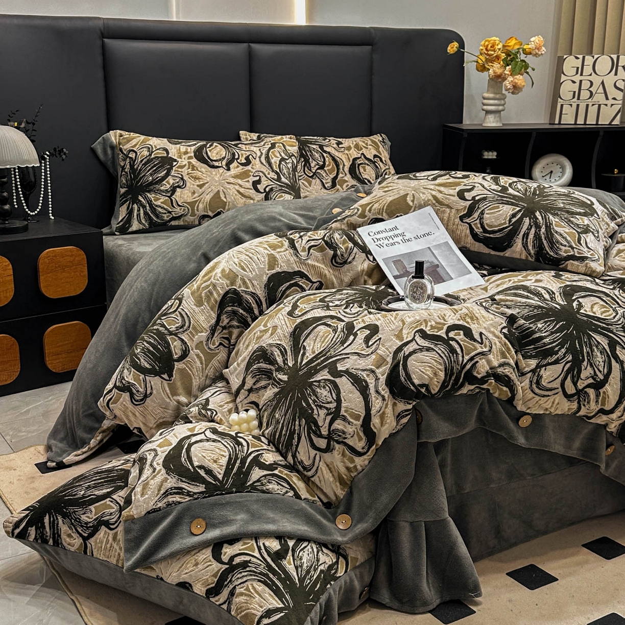 91家纺网 家纺一手货源 找家纺 晚爱家纺（原晚安家居） 2025新款宽边纽扣款雕花绒四件套烂花立体雕花牛奶绒 优雅花卉-灰