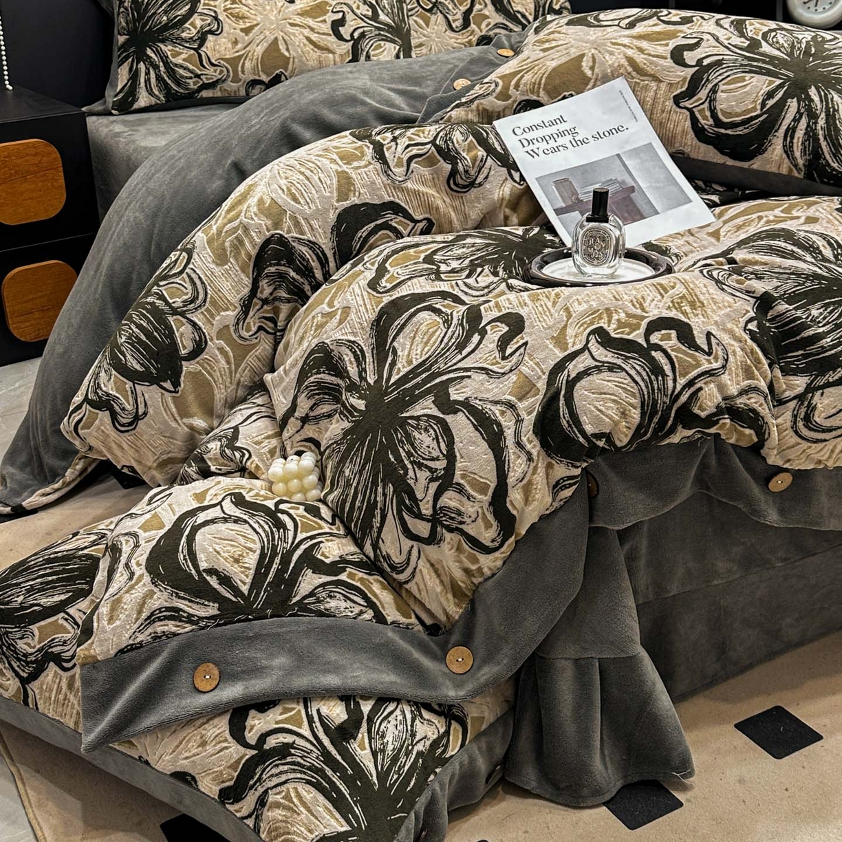 91家纺网 家纺一手货源 找家纺 晚爱家纺（原晚安家居） 2025新款宽边纽扣款雕花绒四件套烂花立体雕花牛奶绒 优雅花卉-灰