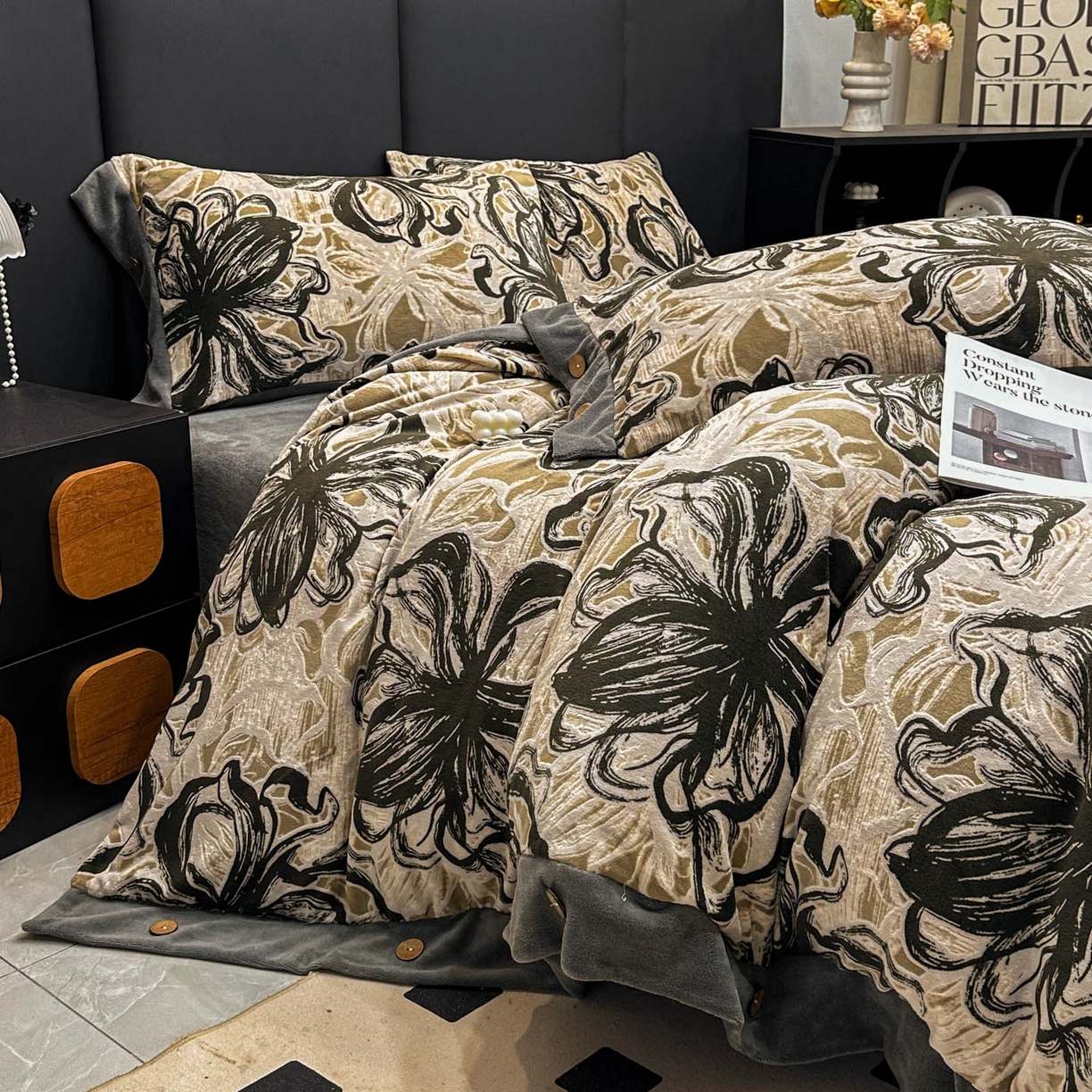 91家纺网 家纺一手货源 找家纺 晚爱家纺（原晚安家居） 2025新款宽边纽扣款雕花绒四件套烂花立体雕花牛奶绒 优雅花卉-灰