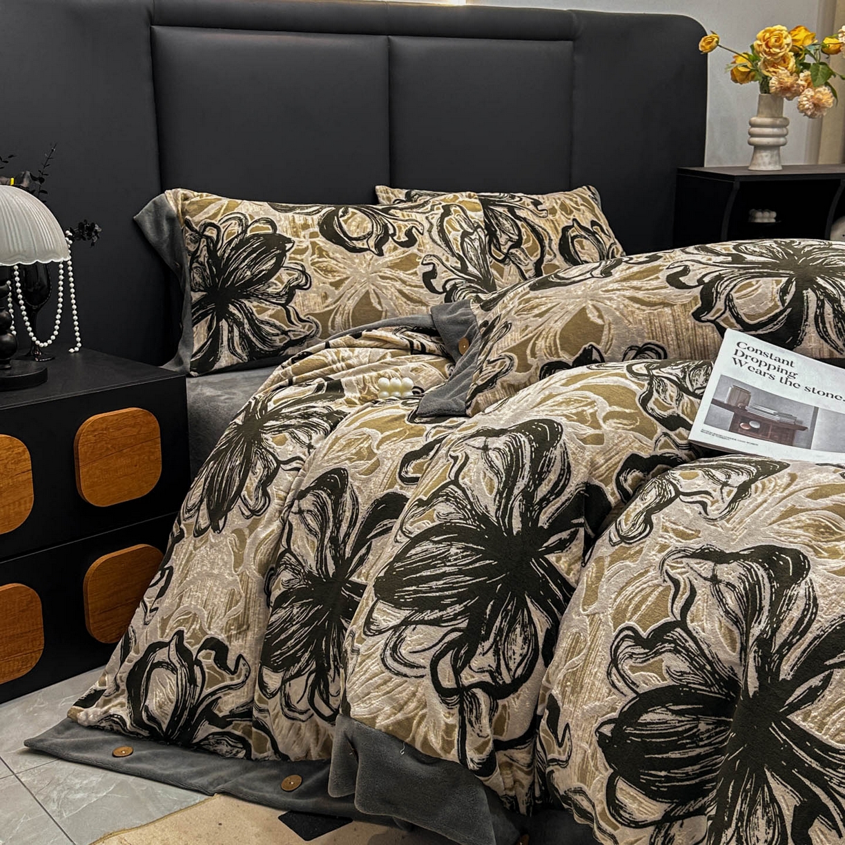 91家纺网 家纺一手货源 找家纺 晚爱家纺（原晚安家居） 2025新款宽边纽扣款雕花绒四件套烂花立体雕花牛奶绒 优雅花卉-灰