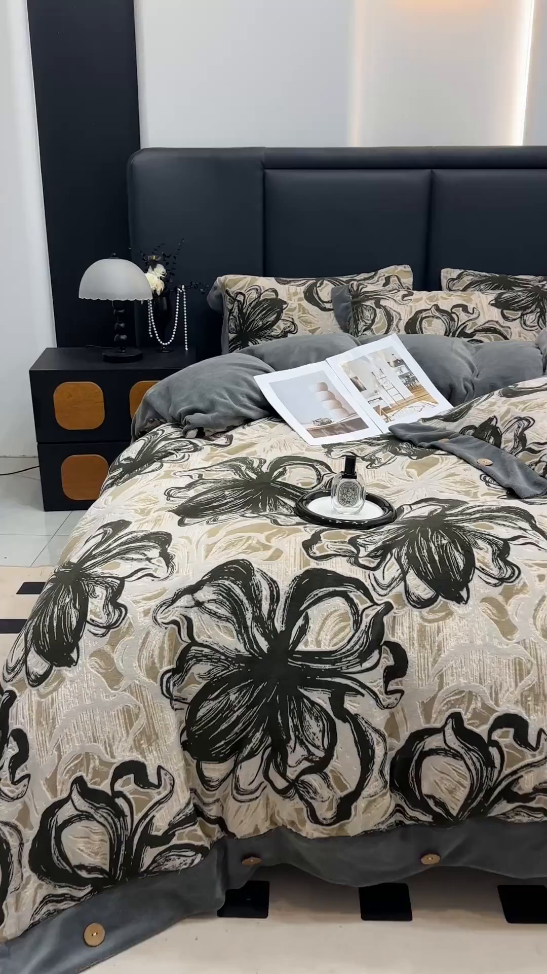 91家纺网 家纺一手货源 找家纺 晚爱家纺（原晚安家居） 2025新款宽边纽扣款雕花绒四件套烂花立体雕花牛奶绒 优雅花卉-灰