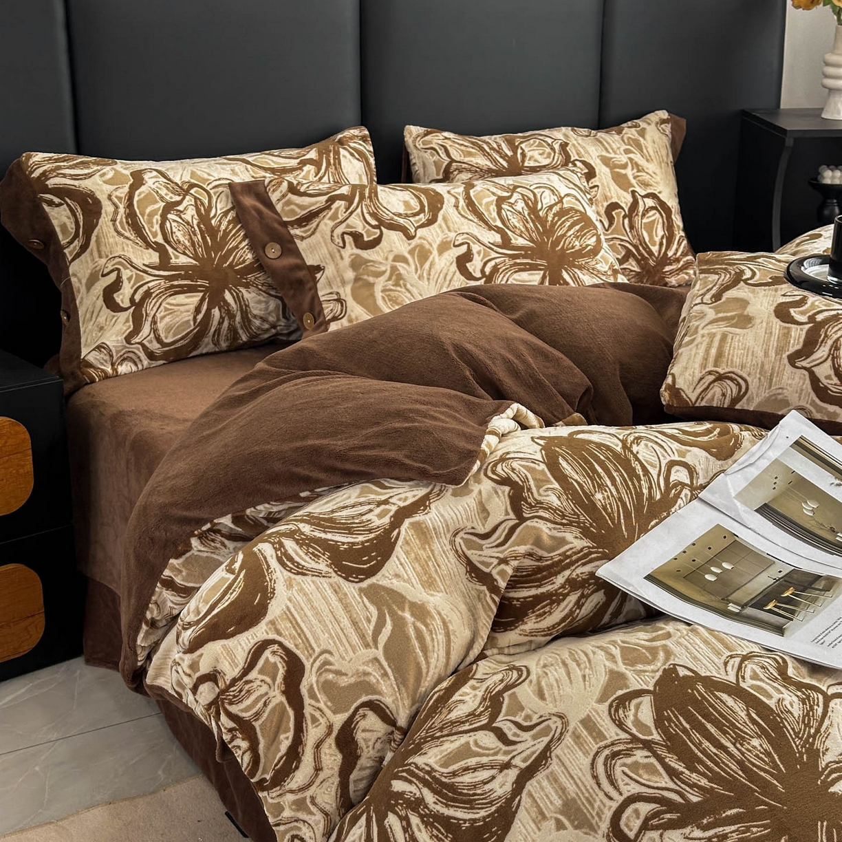 91家纺网 家纺一手货源 找家纺 晚爱家纺（原晚安家居） 2025新款宽边纽扣款雕花绒四件套烂花立体雕花牛奶绒 优雅花卉-咖