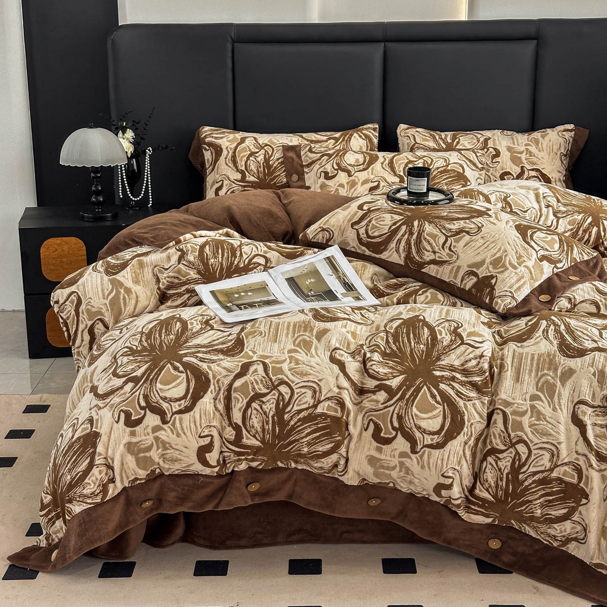 91家纺网 家纺一手货源 找家纺 晚爱家纺（原晚安家居） 2025新款宽边纽扣款雕花绒四件套烂花立体雕花牛奶绒 优雅花卉-咖