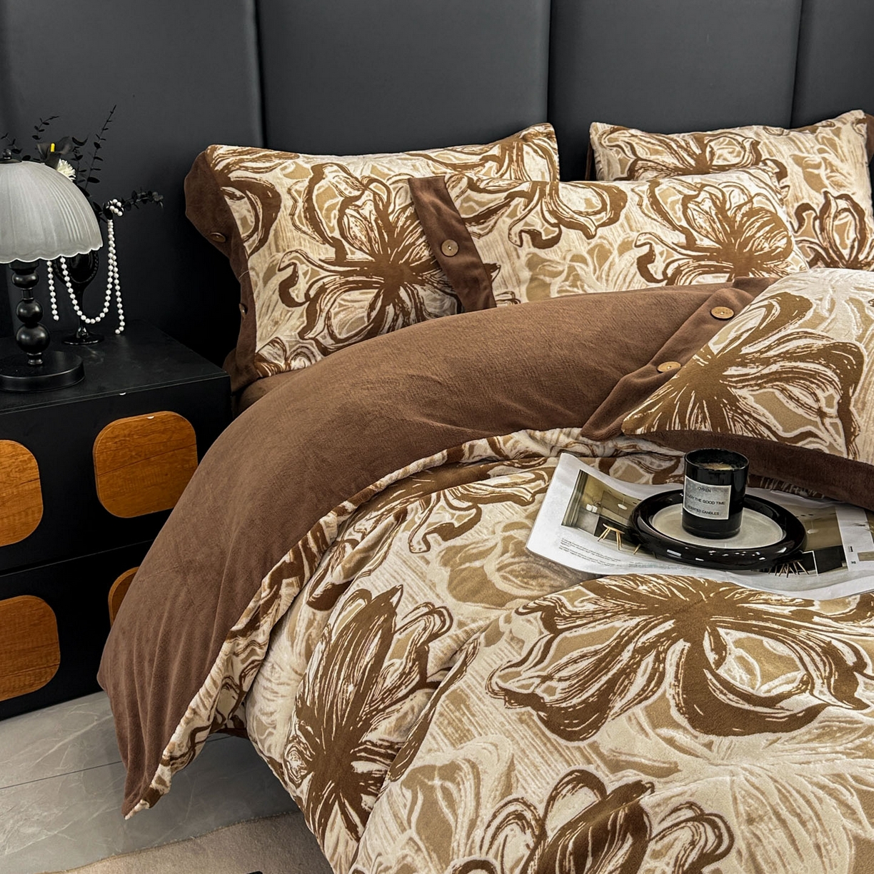 91家纺网 家纺一手货源 找家纺 晚爱家纺（原晚安家居） 2025新款宽边纽扣款雕花绒四件套烂花立体雕花牛奶绒 优雅花卉-咖