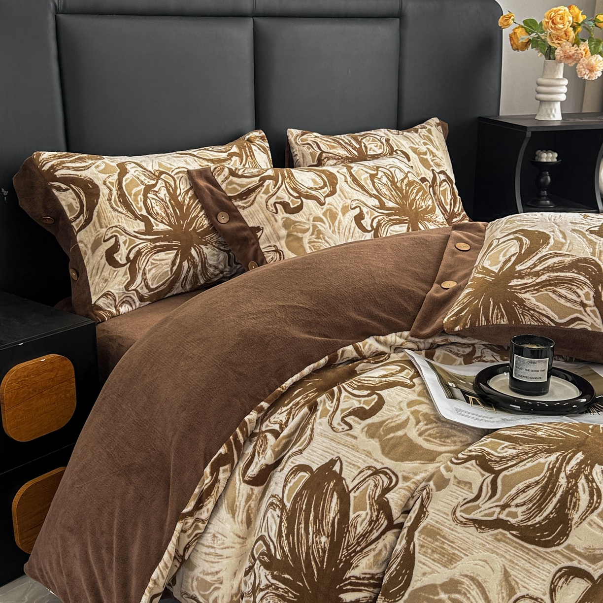 91家纺网 家纺一手货源 找家纺 晚爱家纺（原晚安家居） 2025新款宽边纽扣款雕花绒四件套烂花立体雕花牛奶绒 优雅花卉-咖